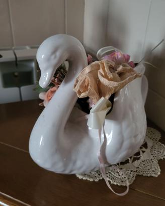 Cigno in porcellana bianca