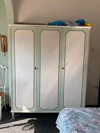 Armadio vintage bianco e verde chiaro