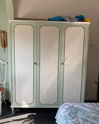 Armadio vintage bianco e verde chiaro