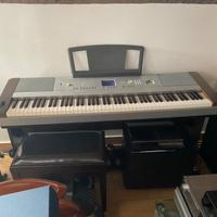 YAMAHA PORTABLE GRAND DGX 640