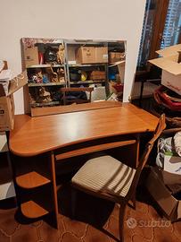 Scrivania + specchio + sedia