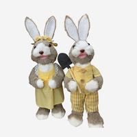 Coniglio in polistirolo, rafia e tessuto