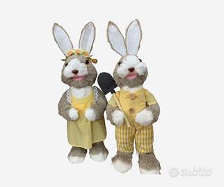 Coniglio in polistirolo, rafia e tessuto