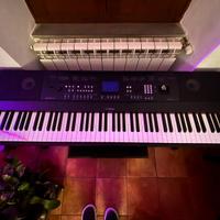 Pianoforte Yamaha DGX 650 con supporto e pedaliera