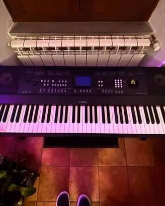 Pianoforte Yamaha DGX 650 con supporto e pedaliera