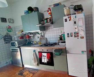 Cucina componibile con elettrodomestici.