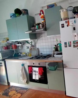 Cucina componibile con elettrodomestici.