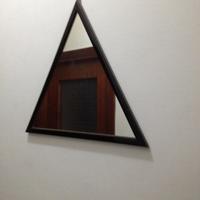 Specchio triangolare, cornice di legno nera
