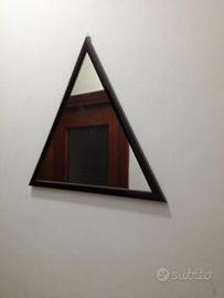 Specchio triangolare, cornice di legno nera