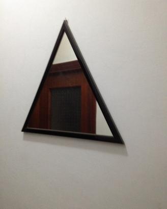 Specchio triangolare, cornice di legno nera