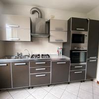Cucina moderna completa di elettrodomestici