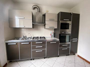 Cucina moderna completa di elettrodomestici