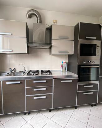 Cucina moderna completa di elettrodomestici