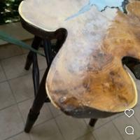 Tavolo fatto con tronco di acacia