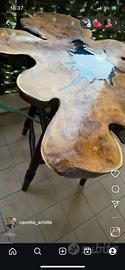 Tavolo fatto con tronco di acacia