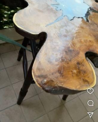 Tavolo fatto con tronco di acacia