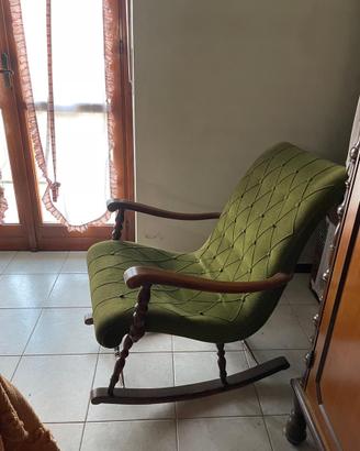 Poltrona a dondolo vintage in legno