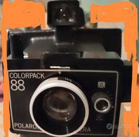 Macchina fotografica con scatola 