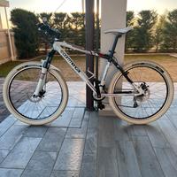 Mtb bici come nuova gomme bianche saguaro