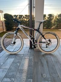 Mtb bici come nuova gomme bianche saguaro