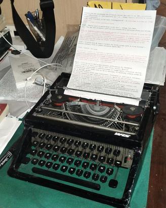 Macchina da scrivere Olivetti Dora (Restyled)