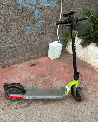 Monopattino elettrico argento