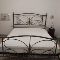 Letto in ferro battuto verde con rete a doghe