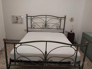 Letto in ferro battuto verde con rete a doghe
