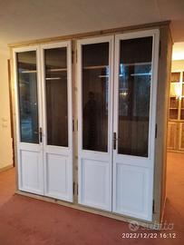armadio in legno vecchio con porte del cliente