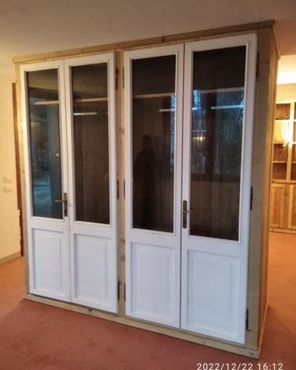 armadio in legno vecchio con porte del cliente