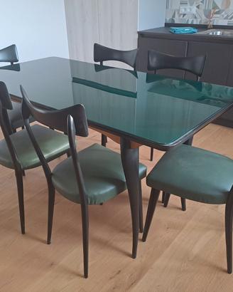 Tavolo con sedie vintage
