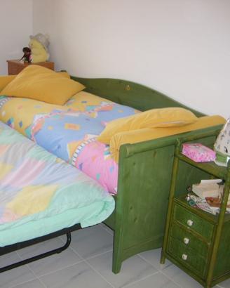Cameretta verde con 2 letti, cassettone, comodino