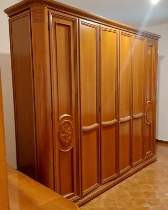 Camera da letto classica in legno con intarsi