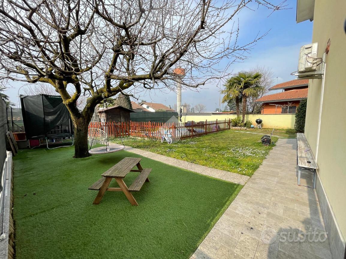 VILLA A SCHIERA D'ANGOLO A ARCONATE - Altro