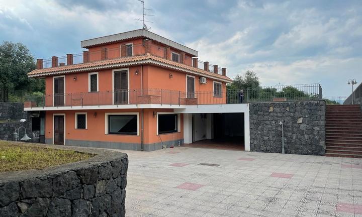 Villa singola recente costruzione mq 400+ giardino