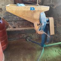 mulino per cereali trainato da trattore