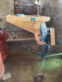 mulino per cereali trainato da trattore