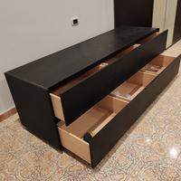 Mobile basso per camera da letto.