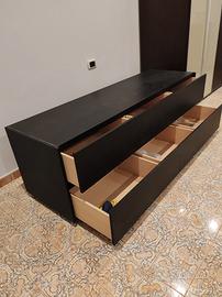 Mobile basso per camera da letto.