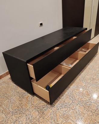Mobile basso per camera da letto.