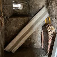 Cornice camino in graniglia bianca