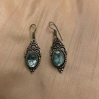 Orecchini con pietra azzurra