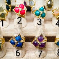 anello regolabile in ottone color oro e cristalli 