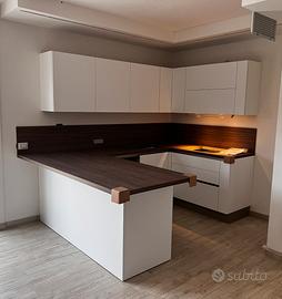 Cucina Stosa angolare con penisola pari al nuovo
