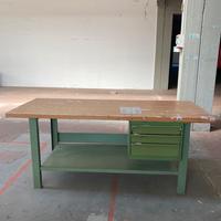 Tavolo da lavoro in metallo