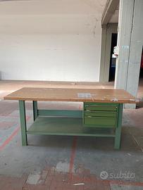 Tavolo da lavoro in metallo