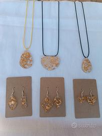 collane  e orecchini in resina