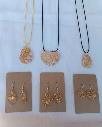 collane  e orecchini in resina