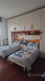armadio e sedie 
