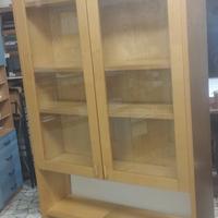 Libreria in massello con ante in vetro.